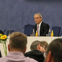 Bild vergrößern:Alterspräsident Stadtrat Reinhard Stern bei der konstituierende Sitzung des Magdeburger Stadtrates. 
Foto: Landeshauptstadt Magdeburg