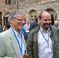 Bild vergrößern:Der stellv. Fraktionsvorsitzende Reinhard Stern (l.) und Andreas Herrmann von der MWG im Gespräch am Rande des KaiserSommerFest
