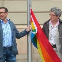 Bild vergrößern:Die Justiz- und Gleichstellungsministerien Anne-Marie Keding hisst gemeinsam mit dem Schirmherrn des Magdeburger CSD Jens Burkard (Geschäftsführer Magdeburger Gastro Conzept) die Regenbogenflagge vorm Magdeburger Rathaus