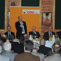 Bild vergrößern:Der CDU-Landesvorsitzende Thomas Webel (stehend) begrüsst die Teilnehmer einer CDU-Veranstaltung in der Ziegelei Hundisburg