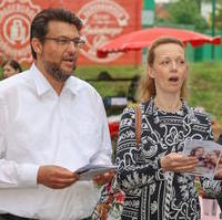 Bild vergrößern:Beigeordnete Sandra Yvonne Stieger und Tobias Krull MdL beim Magdeburger Chorfestival am 02. Juni 2024.