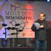 Bild vergrößern:Der Vorsitzende der Fraktion CDU/FDP/BfM, Wigbert Schwenke, berichtete auf der Bühne der Meile der Demokratie, am 21. Januar 2017, über das Leben vom Herbert Goldschmidt. Dieser wurde von den Nationalsozialisten aus dem Amt als Magdeburger Bürgermeister vertrieben.