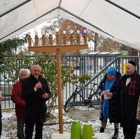 Bild vergrößern:Kleine Feier zum jüdischen Chanukka-Fest am 19. Dezember 2022. 
