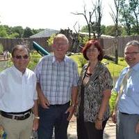 Bild vergrößern:Bei der Eröffnung des neuen Schimpansenhauses im Zoo Magdeburg die Stadträtin Carola Schumann(2.v.r), sowie die Stadträte Dr. Klaus Kutschmann, Gunter Schindehütte und der Finanzbeigeordnete Klaus Zimmermann (v.l.n.r.)