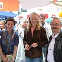 Bild vergrößern:Gute Stimmung am Stand von CDU und CDA Magdeburg zur Kundgebung am 1. Mai auf dem Alten Markt. Unter anderem Kreisgeschäftsführerin Doris Memmler, Sabine Reichert, Prof. Dr. Birgitta Wolff und Fraktionsvorsitzendem Wigbert Schwenke MdL (v.l.n.r.)