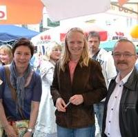 Bild vergrößern:Gute Stimmung am Stand von CDU und CDA Magdeburg zur Kundgebung am 1. Mai auf dem Alten Markt. Unter anderem Kreisgeschäftsführerin Doris Memmler, Sabine Reichert, Prof. Dr. Birgitta Wolff und Fraktionsvorsitzendem Wigbert Schwenke MdL (v.l.n.r.)