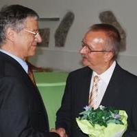 Bild vergrößern:Der Stadtrat Reinhard Stern erhält vom Vorsitzenden der Fraktion CDU/BfM im Stadtrat Wigbert Schwenke MdL die herzlichsten Glückwunsche aus Anlass seines 60zigsten Geburtstages (v.l.n.r.)