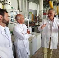 Bild vergrößern:Dr. Carsten Transfeld und Dr. Peter Transfeld von der ÖHMI Unternehmensgruppe im Gespräch mit Innenminister Holger Stahlknecht bei seinem Unternehmensbesuch am 29.05.2018 (v.l.n.r.) 