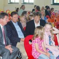 Bild vergrößern:Oberbürgermeister Dr. Trümper, Stadtrat Bernd Heynemann und Stadtrat Andreas Schumann am Rande der symbolischen Übergabe der sanierten Dreisprachigen Internationalen Grundschule (v.l.n.r.) 