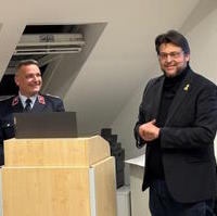 Bild vergrößern:Tobias Krull (r.) war am 06. Februar zu Gast bei der Freiwilligen Feuerwehr Magdeburg-Prester 