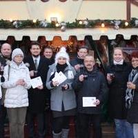 Bild vergrößern:Die Junge Union Magdeburg verkaufte auch in diesem Jahr auf dem Magdeburger Weihnachtsmarkt zusammen mit Gastro Concept Glühwein für den guten Zweck. Das Geld wird, jeweils zur Hälfte, an das neue Kinderhospiz und an die Blutbank Magdeburg gespendet.