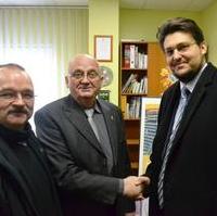 Bild vergrößern:Ratsfraktionsvorsitzender Wigbert Schwenke MdL (l.) und CDU-Kreisvorsitzender Tobias Krull (r.) gratulieren dem Geschäftsführer des Magdeburger Farbengroßhandel Kurt Köhler zu seinem 67. Geburtstag und dem damit baldigen Ruhestand