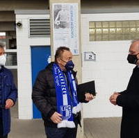 Bild vergrößern:Am 17. April wurde die FCM-Spielerlegende Joachim Streich (m.) durch den Ministerpräsidenten Dr. Reiner Haseloff (r.) mit der Ehrennadel des Landes Sachsen-Anhalt ausgezeichnet. Mit dabei FCM-Präsident Peter Fechner (l.). 