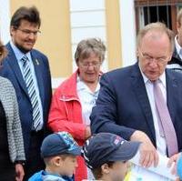 Bild vergrößern:Übergabe von Unterschriften am 22. Juni die von der AWO zum Thema Kinderbetreuung in Sachsen-Anhalt gesammelten worden sind u.a. an Ministerpräsident Dr. Reiner Haseloff MdL (2.v.r.) 