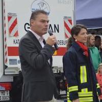 Bild vergrößern:Als Schirmherr spricht Minister Holger Stahlknecht MdL bei der Eröffnung des Aktionstages -Helfer und Blaulicht- auf dem Alten Markt