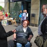 Bild vergrößern:Am Rande des Aktiontages anlässlich des Europäisches Protesttages zur Gleichstellung von Menschen mit Behinderungen im Gespräch Stadtrat Wigbert Schwenke MdL, Sabine Kronfoth (Runder Tisch für Menschen mit Behinderungen) und der Landesbehindertenbeauftragte Adrian Maerevoet (v.l.n.r.) 