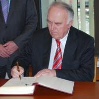 Bild vergrößern:Ministerpräsident Prof. Dr. Böhmer trägt sich im Rahmen seiner „Abschiedstour“ in das Gästebuch der Landeshauptstadt ein