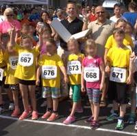 Bild vergrößern:Bei Start des Kinderlaufes beim Sudenburg-Lauf Michael Hoffmann (mit Sonnenbrille), Tino Sorge MdB (schwarzes T-Shirt) und Landtagskandidat Florian Philipp (weisses Hemd)