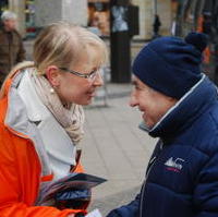 Bild vergrößern:Dialog der Generationen am Rande eines Infostandes der Union in der Magdeburger Innenstadt