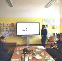 Bild vergrößern:Bildungsminister Marco Tullner und Stadtrat Bernd Heynemann (Vorsitzender des Ausschuss Bildung, Schule und Sport) besuchten heute die Dreisprachige Internationale Grundschule (DIG). Hintergrund ist die durch das Land gewährte Förderung zur Umsetzung eines IKT – Konzeptes. Ziel dieser Förderung ist der Aufbau einer homogenen Schul-IKT-Infrastruktur, die leicht administrierbar, sicher und dabei ressourcenschonend ist und die Pädagogen entlasten soll.