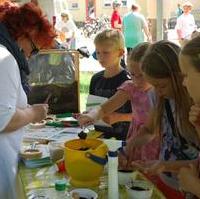 Bild vergrößern:Im Kinderhaus gab es ein kleines Fest zum 5jährigen Bestehen der Verbundes -Haus der Kleinen Forscher- der Jugendstiftung St. Johannes. Dabei gab es reichlich Gelegenheit sein naturwissenschaftliches Wissen zu vertiefen, übrigens nicht nur für Kinder. 