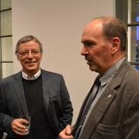 Bild vergrößern:Die Stadträte Reinhard Stern (Mitte) und Frank Schuster (Links) im Gespräch im Theater Magdeburg anlässlich des Neujahrsempfangs der Landeshauptstadt