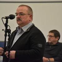 Bild vergrößern:Fraktionsvorsitzender Wigbert Schwenke bringt gerade den interfraktionellen Antrag A0004/22 CORONA – Resolution in den Stadtrat ein.