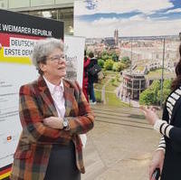 Bild vergrößern:Anne-Marie Keding (m.) am Rande der Ausstellungseröffnung im Allee-Center.