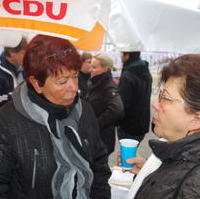 Bild vergrößern:Auch Bärbel Nether und Renate Röhr unterstützen den Infostand der Unionsfamilie bei der 3. Meile der Demokratie (v.l.n.r.)