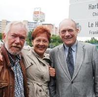 Bild vergrößern:Der ehemalige CDU-Stadtrat und Frankreich-Fan Thomas Veil, die Stadtratsvorsitzende Beate Wübbenhorst und der Beauftragte für die sachsen-anhaltisch-französischen kulturellen Angelegenheiten Christophe De Winter bei der Einweihung des offiziellen Hinweisschildes für Magdeburgs franz. Partnerstadt Le Havre (v.l.n.r.)