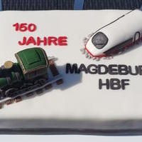 Bild vergrößern:Der Geburtstagskuchen zum 150jährigen Bestehen des Magdeburger Hauptbahnhofs.