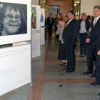 Bild vergrößern:Der Ratsfraktionsvorsitzende Wigbert Schwenke MdL (g.r.) bei der Eröffnung der Ausstellung -Wieder Gesund - 100 Jahre vdek-