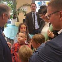 Bild vergrößern:Besuch des Ministerpräsidenten Dr. Reiner Haseloff MdL (l.) und des Bundestagsabgeordneten Tino Sorge (r.) am 05. Juli in der Grundschule Am Brückfeld. 