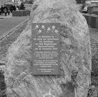 Bild vergrößern:Dieser Gedenkstein in der Hartstraße erinnert an die Opfer des Anschlags auf den Magdeburger Weihnachtsmarkt