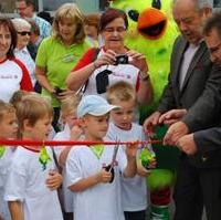 Bild vergrößern:Der Finanzbeigeordnete Klaus Zimmermann und der WOBAU-Geschäftsführer Heinrich Sonsalla (v..r.) eröffnen gemeinsam mit den späteren Nutzern einen neuen Spielplatz in Magdeburg-Reform