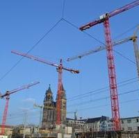 Bild vergrößern:Magdeburg bewegt sich – Kranballett am Magdeburger Dom. Bis 2020 wollen Magdeburgs drei große Wohnungsunternehmen das Gelände zwischen der Danzstraße und Keplerstraße bebauen. Ungefähr sollen 230 Wohnungen und auf der gesamten Zeile 7500 Quadratmeter Gewerbeflächen entstehen. Dazu kommt noch eine Tiefgarage.