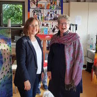 Bild vergrößern:Monika Schwenke und Anne-Marie Keding MdL bei der Spätsommerbegegnung des Refugium e.V.. 