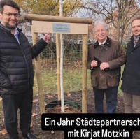 Bild vergrößern:Zum einjährigen Jubiläum der Städtepartnerschaft zwischen Kirjat Motzkin und Magdeburg wurde durch die Landeshauptstadt am 12. November ein Baum gepflanzt. 
