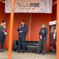 Bild vergrößern:Tobias Krull (2.v.l.) bei einer Diskussion beim Magdeburger Winter-Pride am 01. Februar 2025.
