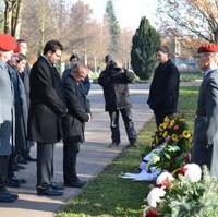 Bild vergrößern:Der CDU-Kreisvorsitzende, Tobias Krull, und der Fraktionsvorsitzende, Wigbert Schwenke MdL, beim stillen Gedenken anlässlich des Volkstrauertages auf dem Westfriedhof Magdeburg