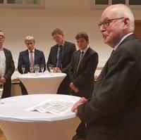 Bild vergrößern:Der langjährige GWM-Geschäftsführer Ralph Tyszkiewicz (g.r.) bei seiner Verabschiedung aus dieser Position am 12. März 2018 im Forum Gestaltung. 