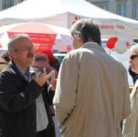 Bild vergrößern:Der Vorsitzende der Fraktion CDU/Bund für Magdeburg im Stadtrat Wigbert Schwenke MdL (l.) im Gespräch mit Bürgern am Rande einer Veranstaltung am 01. Mai