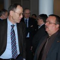 Bild vergrößern:Der Fraktionsvorsitzende von CDU/BfM im Stadtrat Wigbert Schwenke MdL (r.) im Gespräch mit Staatssekretär Dr. Valentin Gramlich