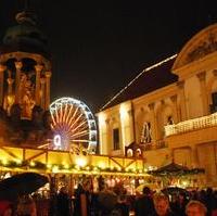 Bild vergrößern:Ein Teil des am 22. November eröffneten Magdeburger Weihnachtsmarktes auf dem Alten Markt und seiner Umgebung