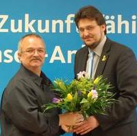 Bild vergrößern:Zu seiner Wiederwahl in den Landtag von Sachsen-Anhalt erhält Wigbert Schwenke herzliche Glückwünsche vom CDU-Kreisvorsitzenden Tobias Krull (v.l.n.r.)