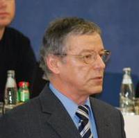 Bild vergrößern:Der Vorsitzende des Finanz- und Grundstücksausschuss Reinhard Stern (CDU/BfM) bei seiner Haushaltsrede im Magdeburger Stadtrat