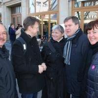 Bild vergrößern:Wigbert Schwenke MdL (l.), Landtagspräsident Detlef Gürth (2.v.l.) und Dieter Steinecke MdL (2.v.r.) im Gespräch am Rande der Meile der Demokratie