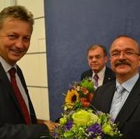 Bild vergrößern:Fraktionsvorsitzender Wigbert Schwenke MdL gratuliert dem frischgewählten Stadtratsvorsitzenden Andreas Schumann zu dessen Wahl in dieses Amt (v.r.n.l.)