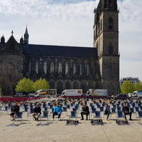 Bild vergrößern:Leere Stühle auf dem Magdeburger Domplatz und eine symbolische Beerdigung sollten am 24. April auf die dramatische Lage der Gastronomie aufmerksam machen.