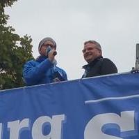 Bild vergrößern:Bürgermeister Klaus Zimmermann (r.) mit dem Radiomoderator Holger Tapper kurz vor der Eröffnung der 12. Magdeburger Marathon